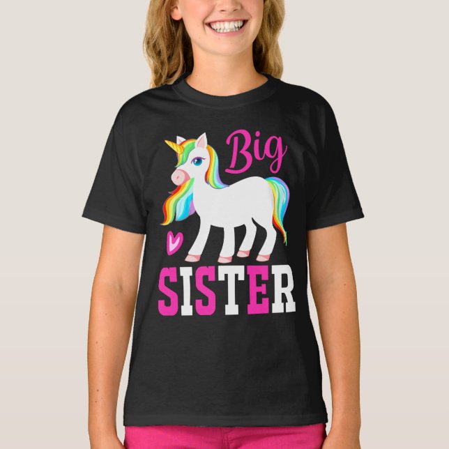 Big Sister Magic Unicorn w/ Rainbow Mane & Svan T Shirt (Framsida)