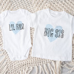 Big Syrran Blue Heart Matching Syskon-familjen T Shirt<br><div class="desc">Anpassningsbar tryckte klädesplagg personlig med en vattenfärgad hjärgrafik och "Big Syrran"-text i ett sött, handskrivet teckensnitt. Perfekt för ett gravid-meddelande eller en gåva till äldre syskon när nyfödd bebis kommer! Använda designen verktyg om du vill redigera färg eller lägga till egen text och egna foton för att skapa en av...</div>