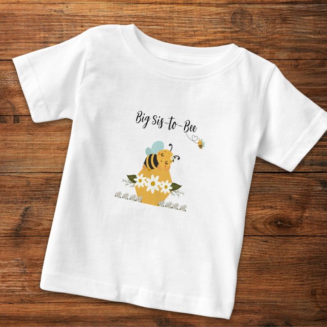 Big Syrran to Bee Infant & Småbarn T-Shirt (Customizable Toddler Bee-Themed T-shrit. Big Sis-to-Bee T-shirt for baby announcement or celebration)