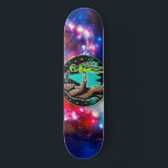 Bigfoot Alien Alliance - Funny Scifi Cryptid Mini Skateboard Bräda 18,5 Cm<br><div class="desc">Gå in i en värld där det enastående möter det oförklarliga med denna fängslande design. I hjärtat sträcker sig en legendarisk Bigfoot en vänskaplig hand till en utlänning som båda badas i den eteriska glöden av en UFO-stråle. Med en serene gräs-skog under en stjärnigt stuvad natt himmel blandas inslag av...</div>