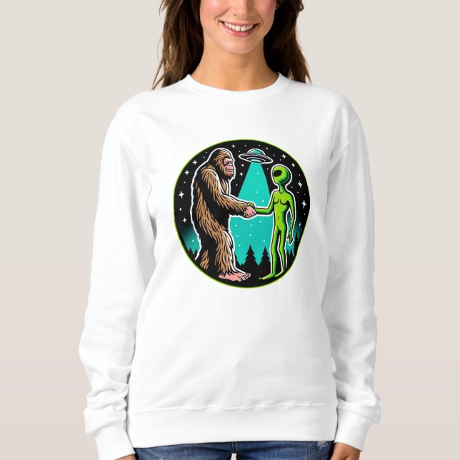 Bigfoot Alien Alliance - Funny Scifi Cryptid T Shirt (Framsida)