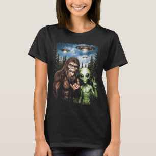 Bigfoot Alien Selfie Rock On Fredstecken Rolig UFO T Shirt