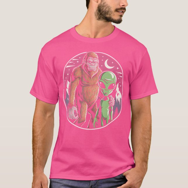 Bigfoot Alien Ufo Believer Funny Sasquatch Hunter T Shirt (Framsida)
