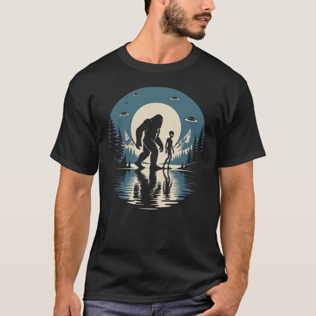 Bigfoot Alien UFO Kryptid Möte Paranormalt  T Shirt (Framsida)