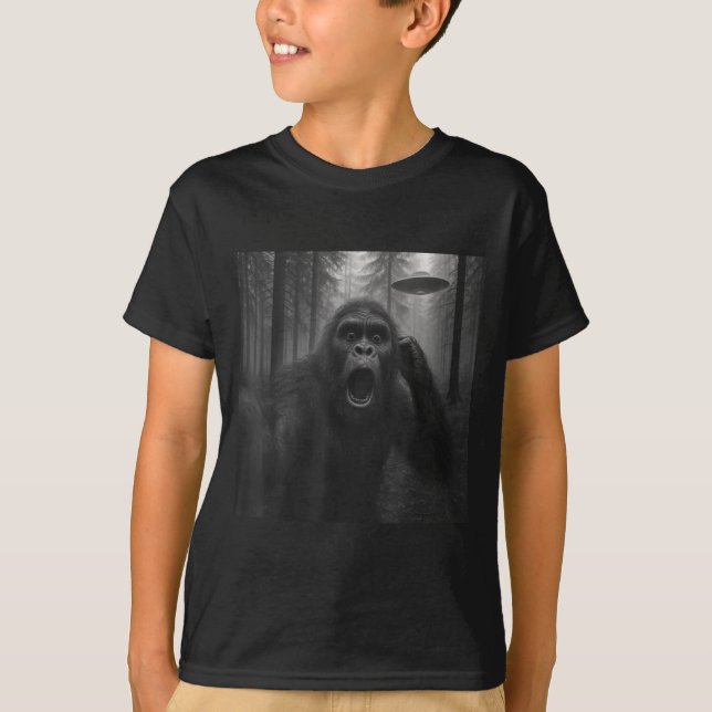Bigfoot Alien Ufo Selfie Funny Sasquatch Meme Men  T Shirt (Framsida)