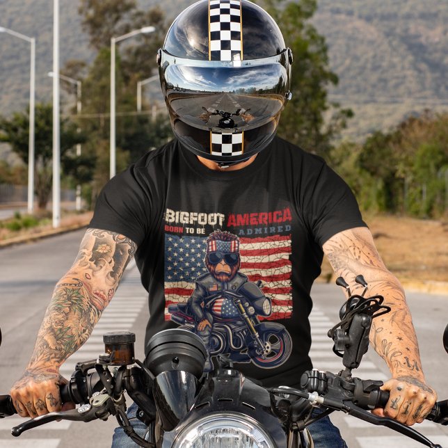 Bigfoot american flagga 4:e juli firande t shirt (Skapare uppladdad)