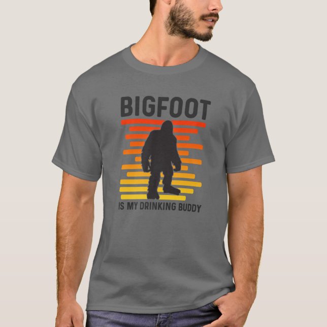 Bigfoot är min drickande Buddy Retro Sasquatch T Shirt (Framsida)