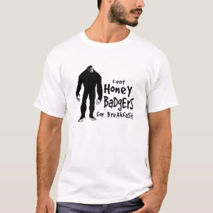 Bigfoot äter honey badger för frukost t shirt