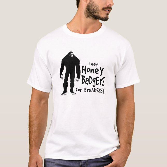 Bigfoot äter honey badger för frukost t shirt (Framsida)