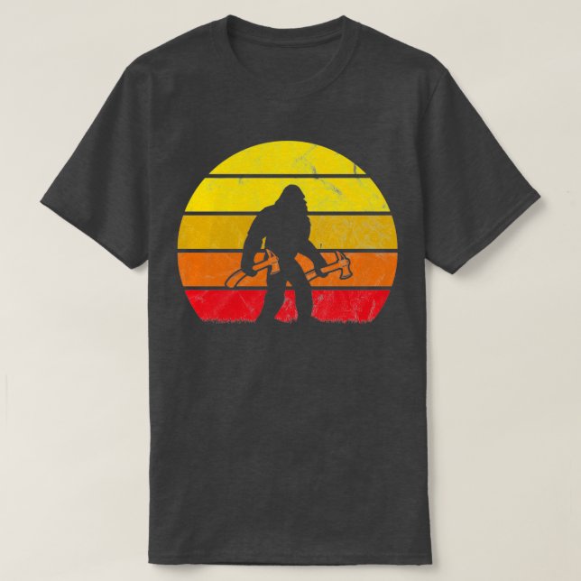 Bigfoot Ax Throwing Sasquatch Retro T Shirt (Design framsida)