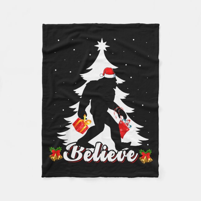 Bigfoot Believe Christmas Tree Funny Santa Sasquat Fleecefilt (Framsidan)