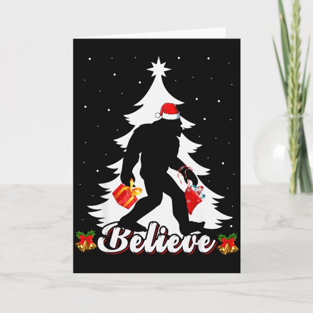 Bigfoot Believe Christmas Tree Funny Santa Sasquat Kort (Framsida)