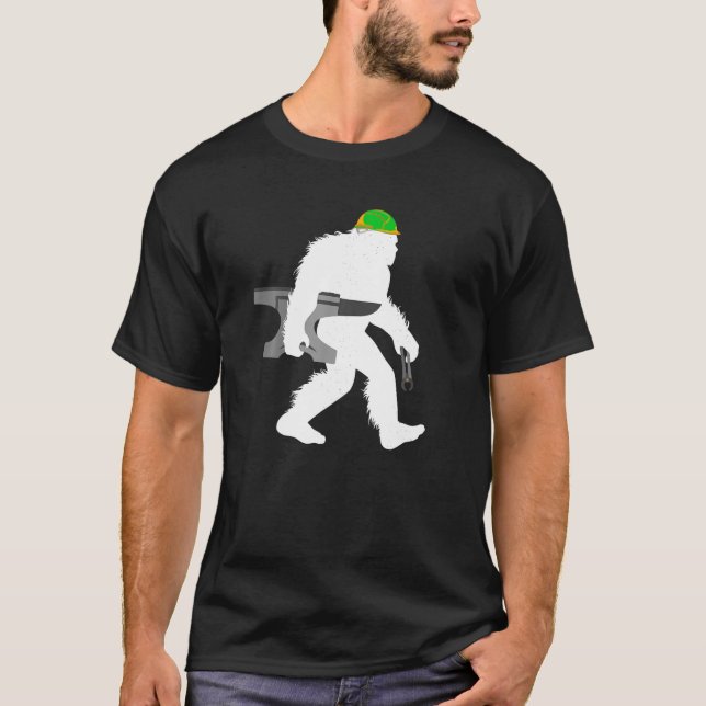 Bigfoot Blacksmithing Cryptid Blacksmith Sasquatch T Shirt (Framsida)