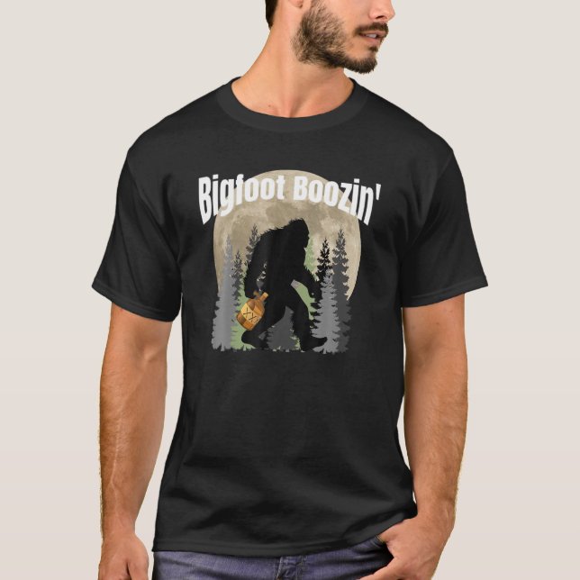 Bigfoot Boosing, Bigfoot Drinking Moonshine, Whis T Shirt (Framsida)