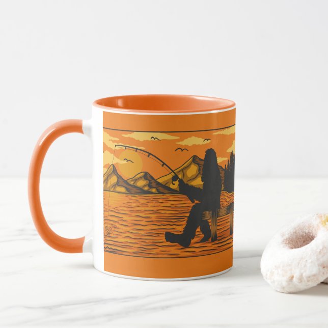 Bigfoot Borta Från Pir Fiske Sunset Lake Mugg (Med munk)
