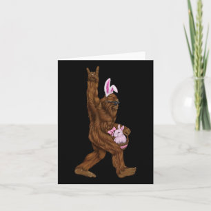 Bigfoot Bunny i en bysket är Roligt för Söndag Kort