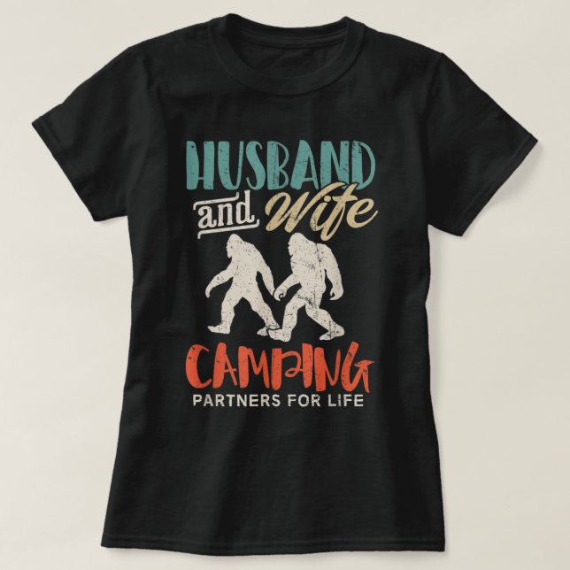 Bigfoot Camping Couple_s Day Make Maka Sasquatc T Shirt (Design framsida)