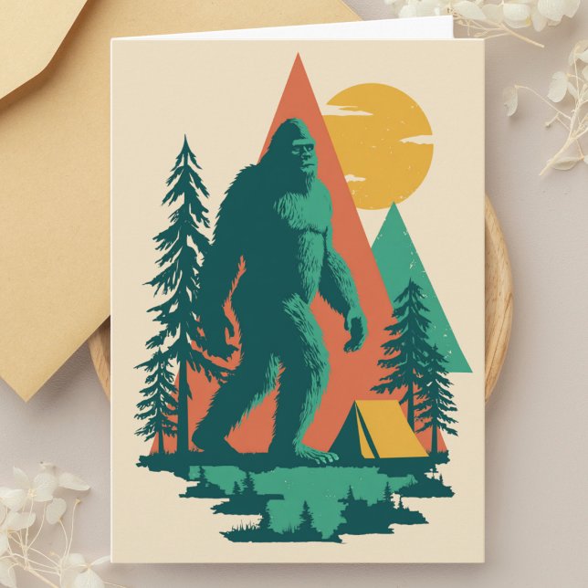 BigFoot Camping Skog Bergar Rolig Födelsedag Kort (Skapare uppladdad)