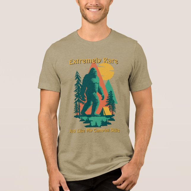 BigFoot Camping Skog Bergar Rolig Födelsedag T Shirt (Framsida)
