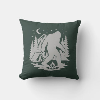 Bigfoot Camping Throw Pillow Kudde