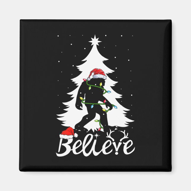 Bigfoot Carrier Julgran Sasquatch Believer Magnet (Framsidan)