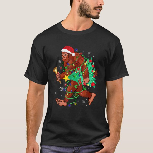 Bigfoot Carrier Julgran Sasquatch Believer T Shirt (Framsida)