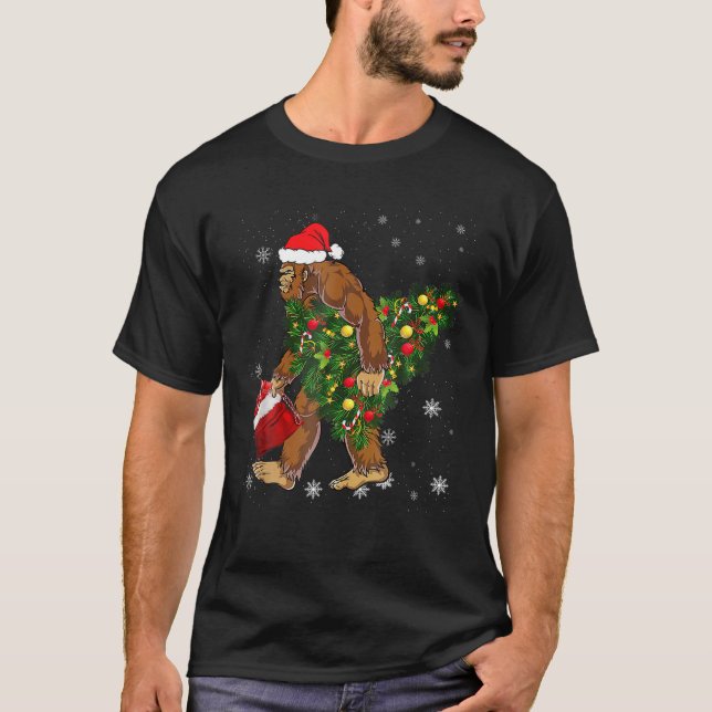 Bigfoot Carrier Julgran Sasquatch Believer T Shirt (Framsida)