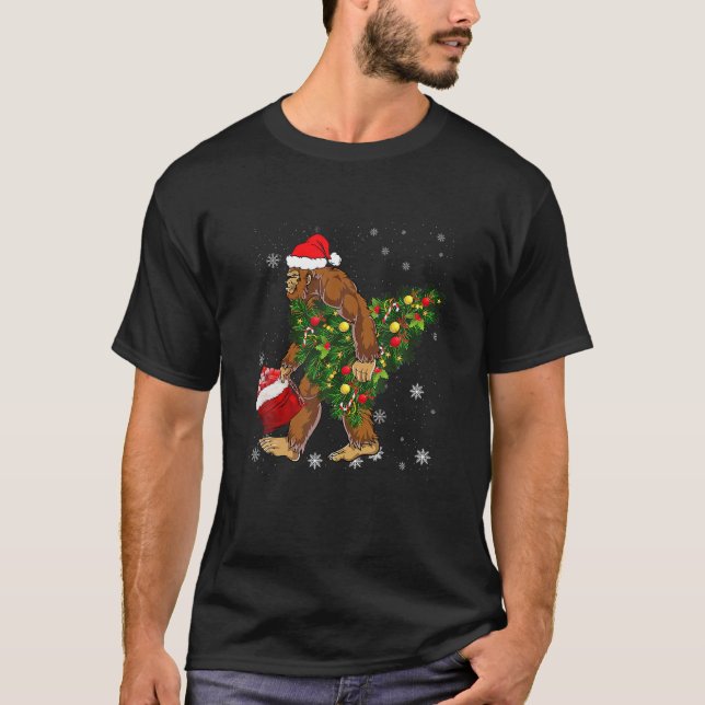 Bigfoot Carrier Julgran Sasquatch Believer T Shirt (Framsida)
