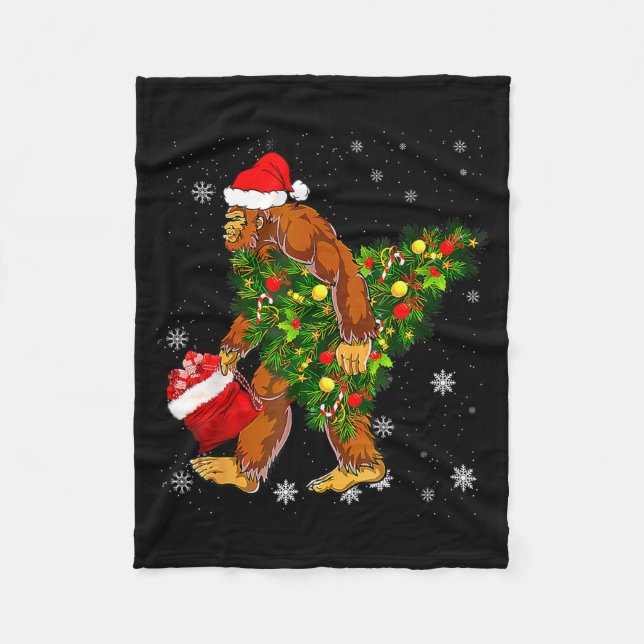 Bigfoot Carrying Christmas Tree Sasquatch Believer Fleecefilt (Framsidan)