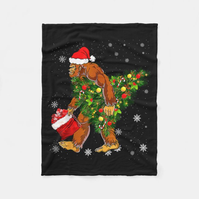 Bigfoot Carrying Christmas Tree Sasquatch Believer Fleecefilt (Framsidan)