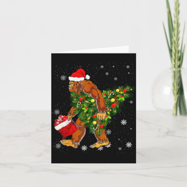 Bigfoot Carrying Christmas Tree Sasquatch Believer Kort (Framsida)