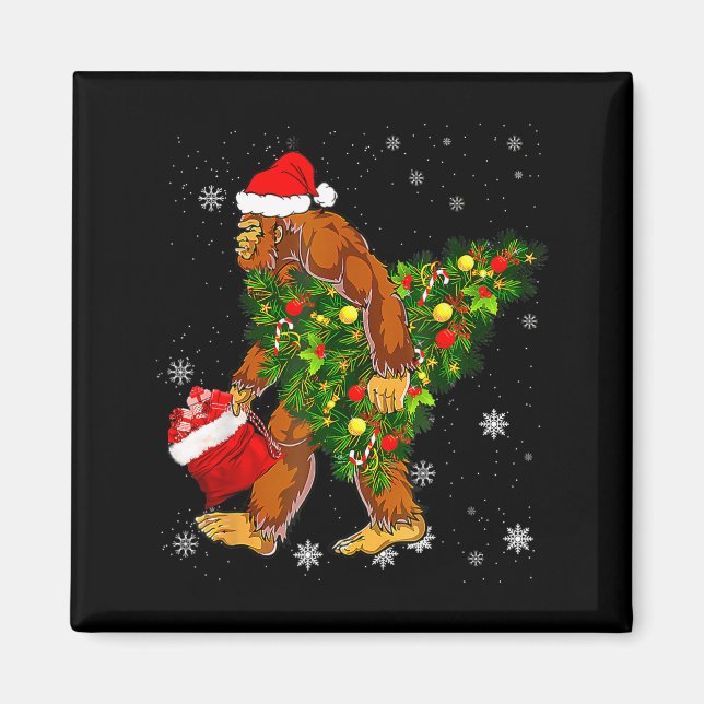 Bigfoot Carrying Christmas Tree Sasquatch Believer Magnet (Framsidan)