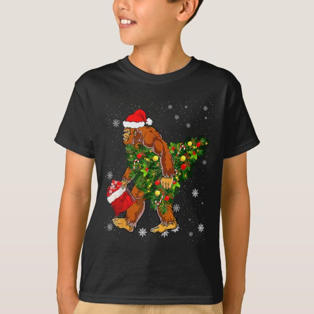 Bigfoot Carrying Christmas Tree Sasquatch Believer T Shirt (Framsida)