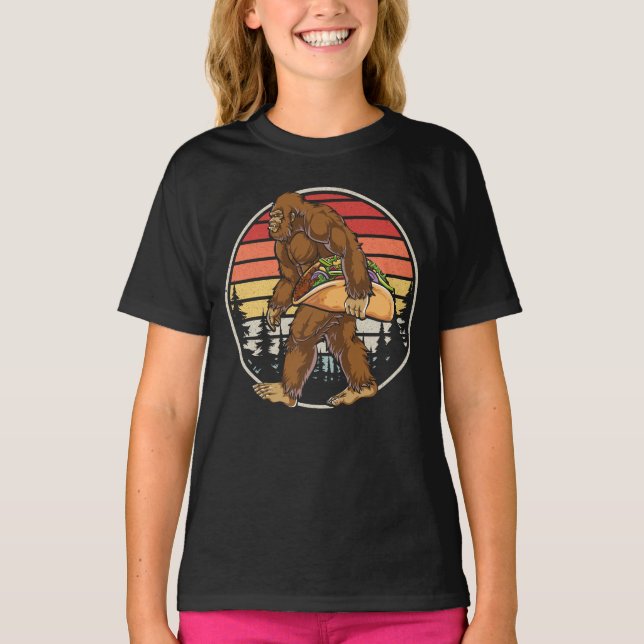 Bigfoot Carrying Taco Girl T-Shirt (Framsida)