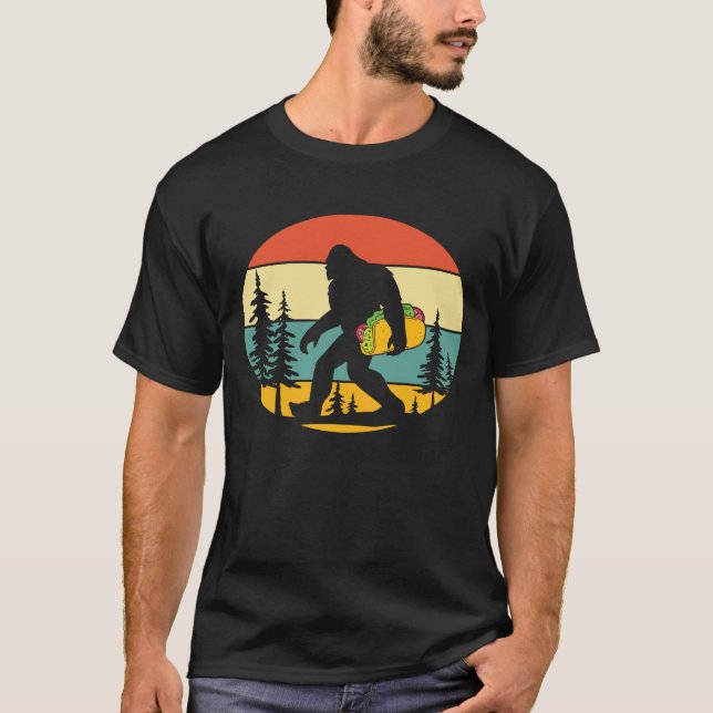 Bigfoot Carshing Taco T Shirt (Framsida)