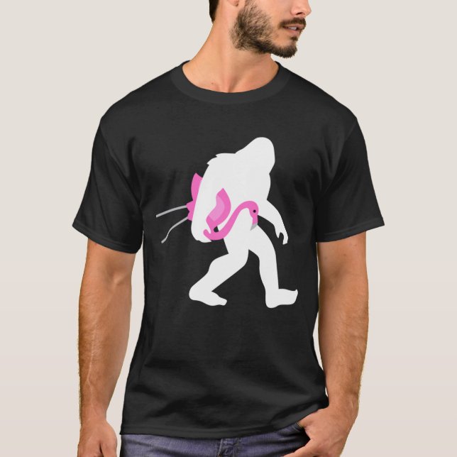 Bigfoot Carturing Gräsmatta Flamingo Funny Sasquat T Shirt (Framsida)
