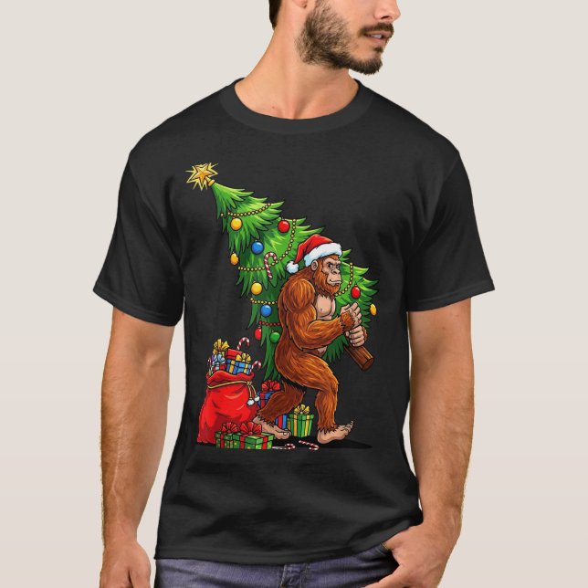 Bigfoot Christmas Tree Xmas Lights Funny Sasquatch T Shirt (Framsida)
