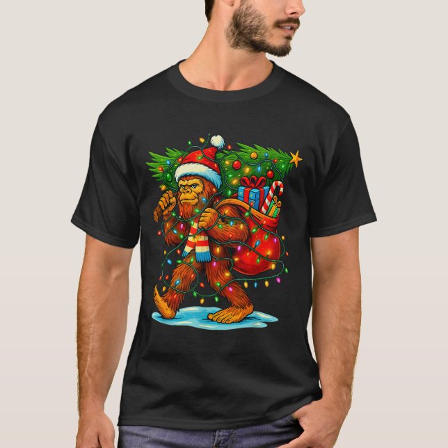 Bigfoot Christmas Tree Xmas Sasquatch Funny Lights T Shirt (Framsida)