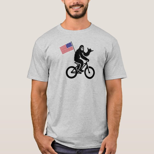 Bigfoot Cycling American Flagga T Shirt (Framsida)