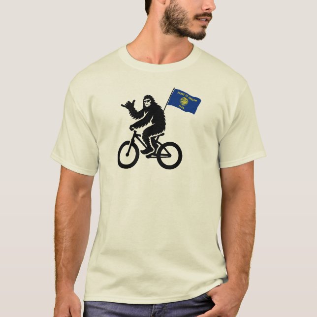Bigfoot Cycling Oregon Flagga T Shirt (Framsida)