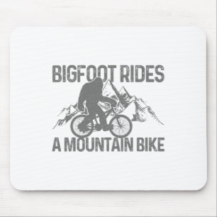 Bigfoot cyklar på en mountainbike Rolig Mtb cyklin Musmatta