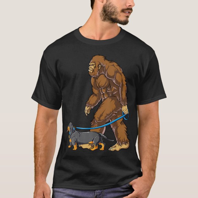 Bigfoot Dachshund Hund Walk Funny Sasquatch Älskar T Shirt (Framsida)