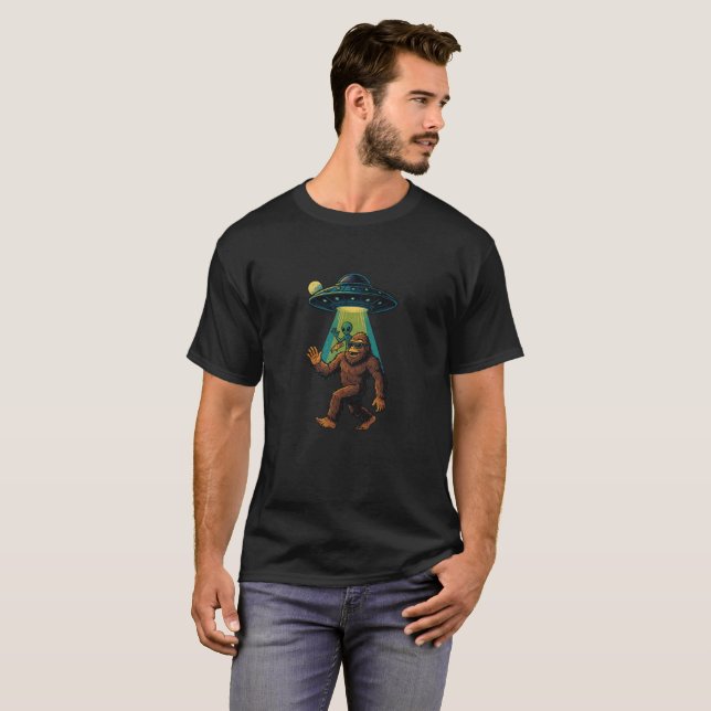 Bigfoot delar pizza med sin utomjording vän t shirt (Hel framsida)