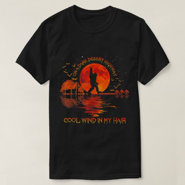 Bigfoot Desert Highway Retro Moon Silhouette Art T Shirt (Design framsida)