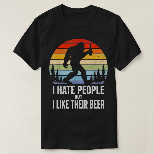 Bigfoot Drinking Beer för Sasquatch Believer T Shirt (Design framsida)