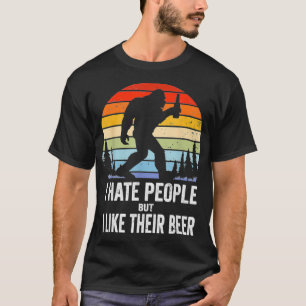 Bigfoot Drinking Beer för Sasquatch Believer T Shirt