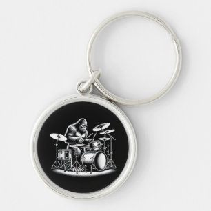Bigfoot Drummer Sasquatch spelar Drums Musician B Rund Silverfärgad Nyckelring