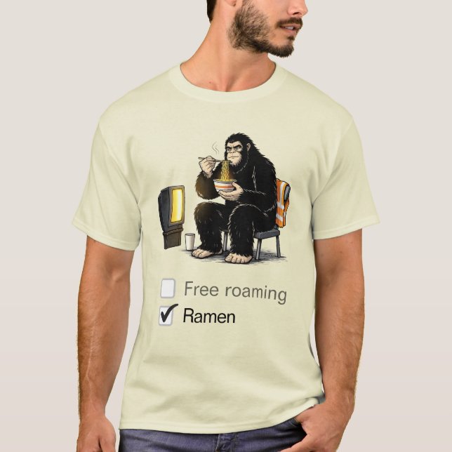 Bigfoot eats ramen T-Shirt (Framsida)