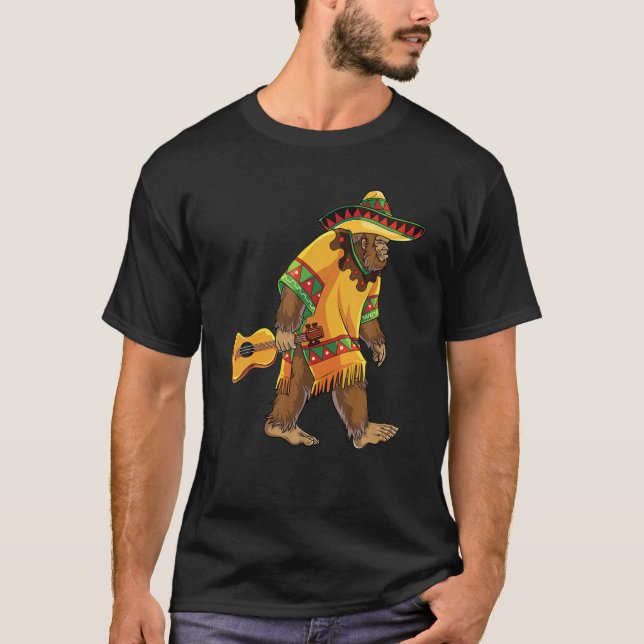 Bigfoot El Squatcho Mexican Poncho Sombrero Cinco T Shirt (Framsida)