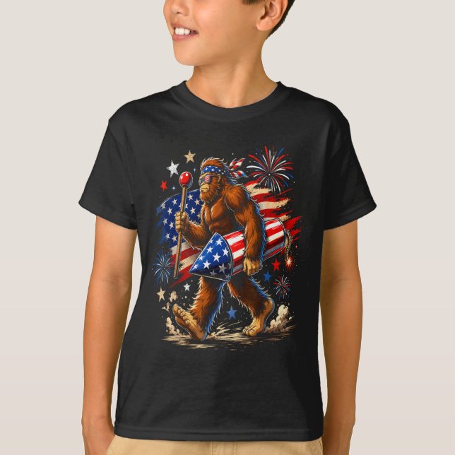 Bigfoot Fireworks 4 juli män Sasquatch T Shirt (Framsida)